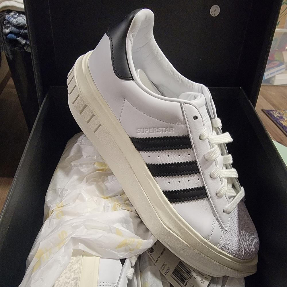 NWT Beyoncé Superstar Adidas (Black/White) M9/W10